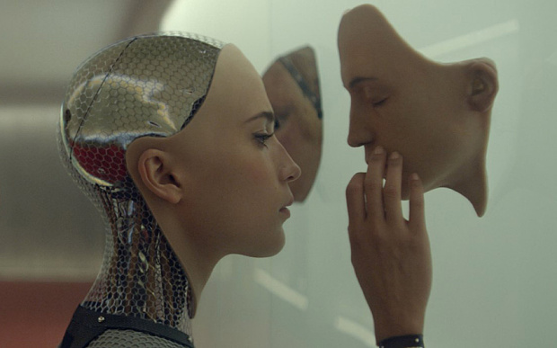 Alicia Vikander interpreta a Ava en Ex Machina